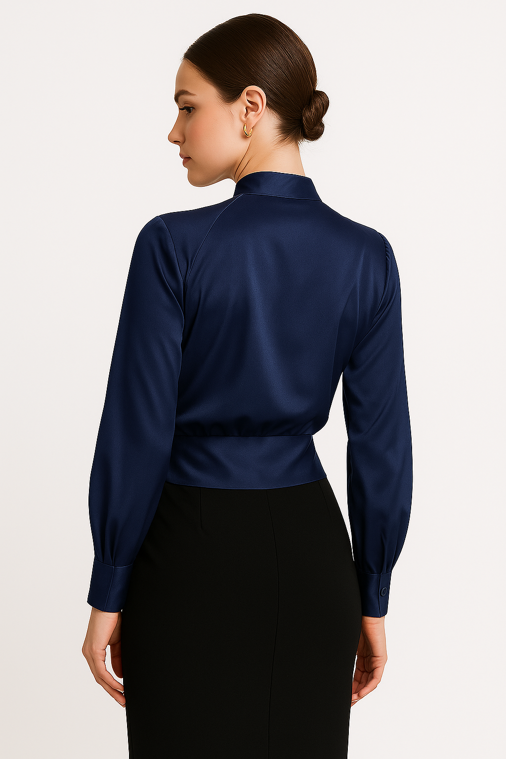 "Elegante satijnen blouse met pofmouwen, zachte stof en flatterende pasvorm, perfect voor luxe en stijlvolle looks."