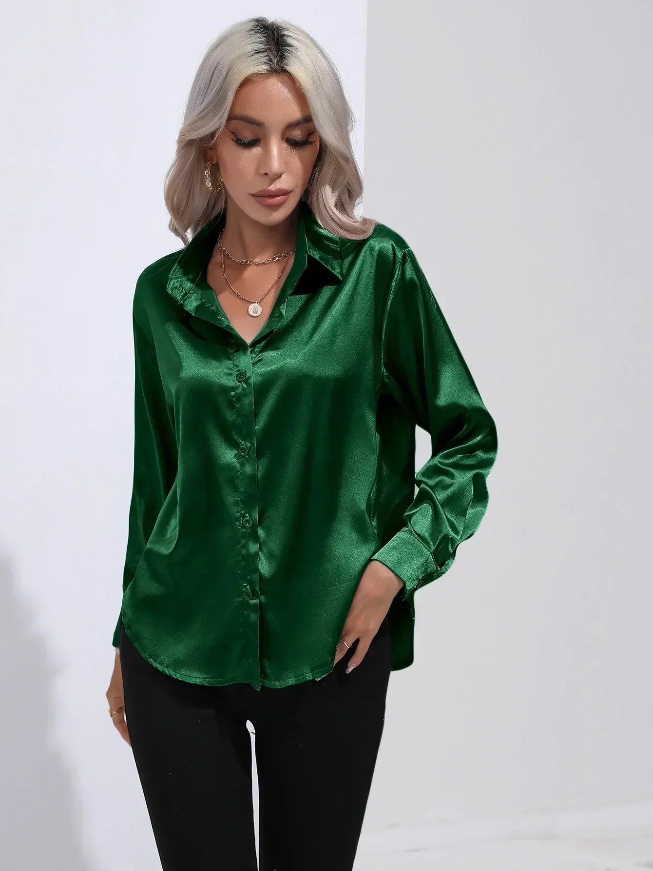 "Elegante satijnen blouse voor dames met glanzende afwerking en lange mouwen, perfect voor zakelijke en avondoutfits."