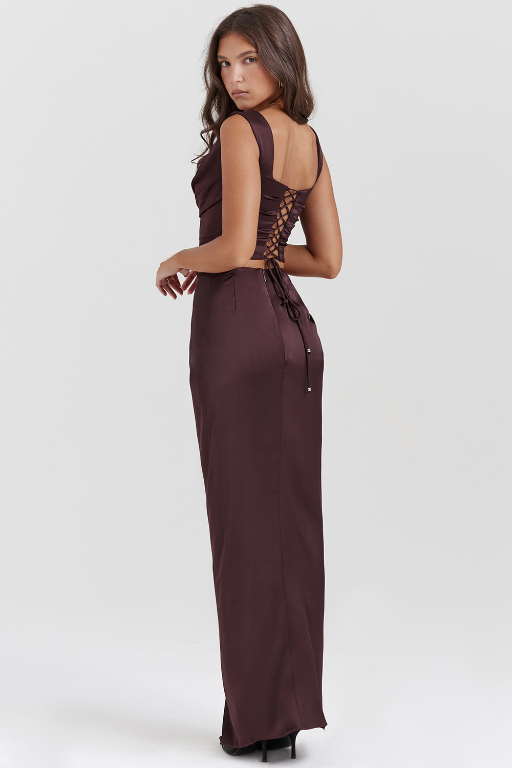 "Elegante satijnen Odette set met corset-top en maxirok, luxe diepe tinten voor stijlvolle vrouwelijke uitstraling."