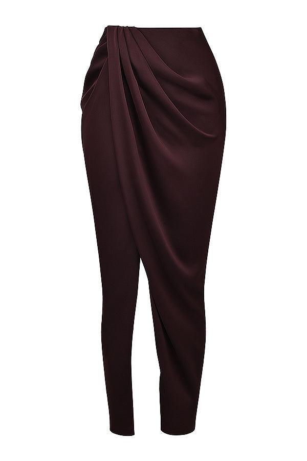 "Elegante satijnen Odette set met corset-top en maxirok, luxe diepe tinten voor stijlvolle vrouwelijke uitstraling."