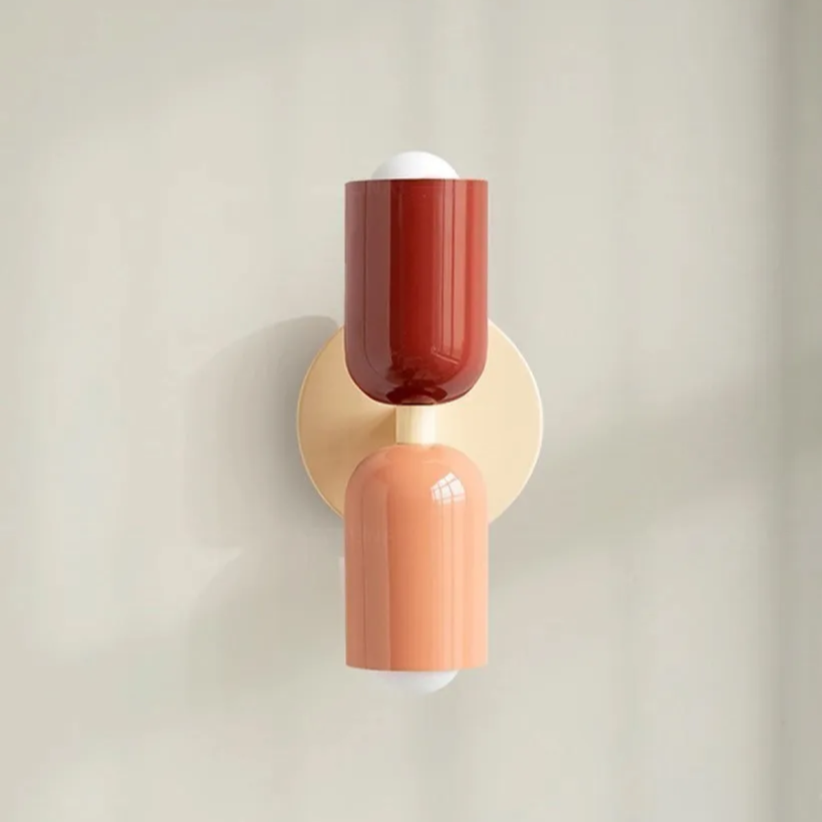 "Elegante Scandinavisch ontworpen wandlamp met LED, verkrijgbaar in meerdere kleuren voor warmte en stijl in elk interieur."