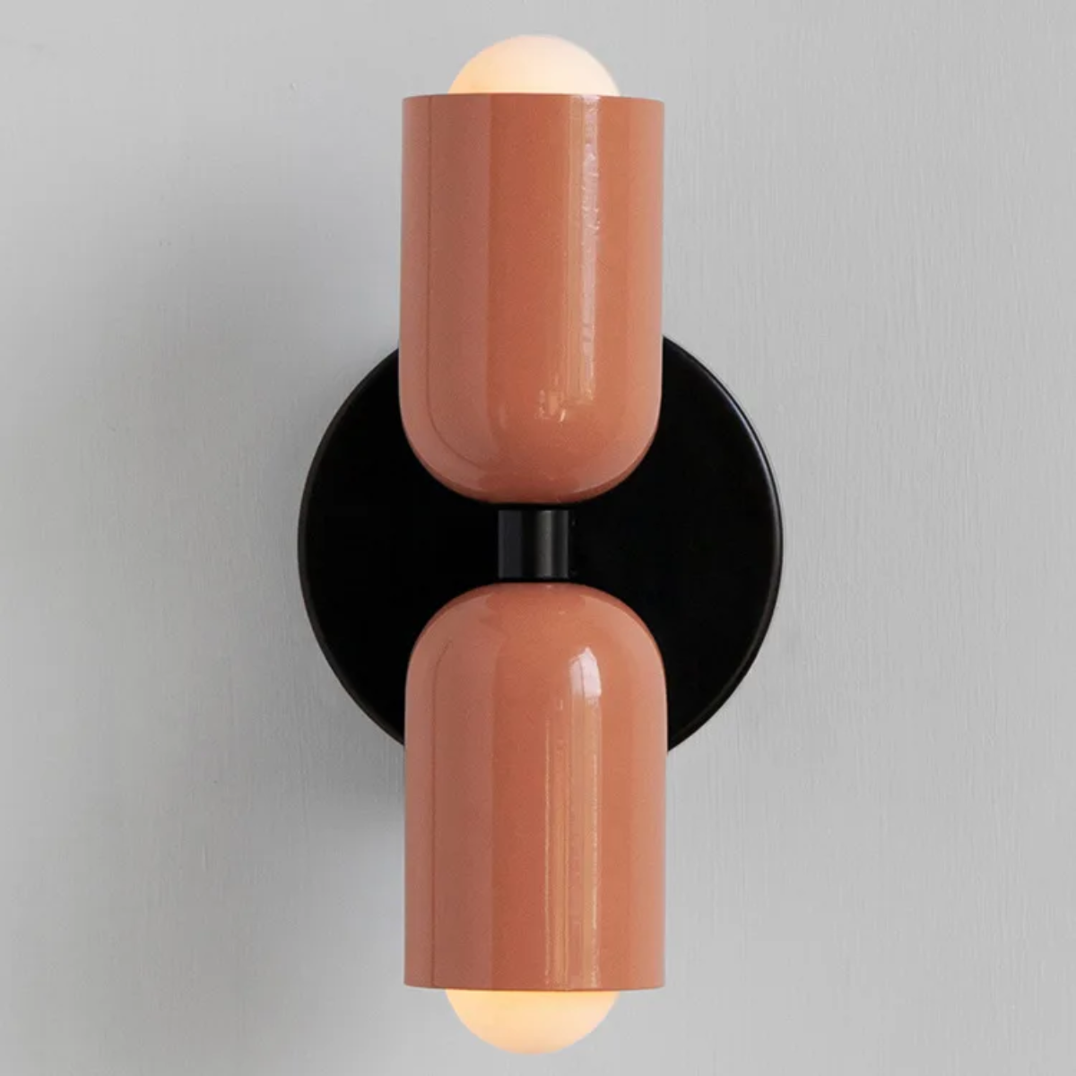 "Elegante Scandinavisch ontworpen wandlamp met LED, verkrijgbaar in meerdere kleuren voor warmte en stijl in elk interieur."