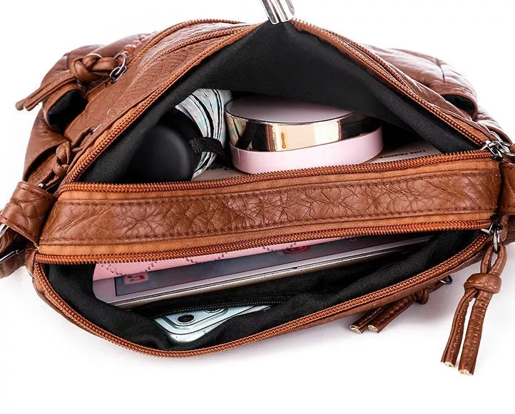 "Elegante schoudertas van hoogwaardig Zwitsers leer, tijdloze stijl, verstelbare riem, praktisch ontwerp, damesaccessoire."