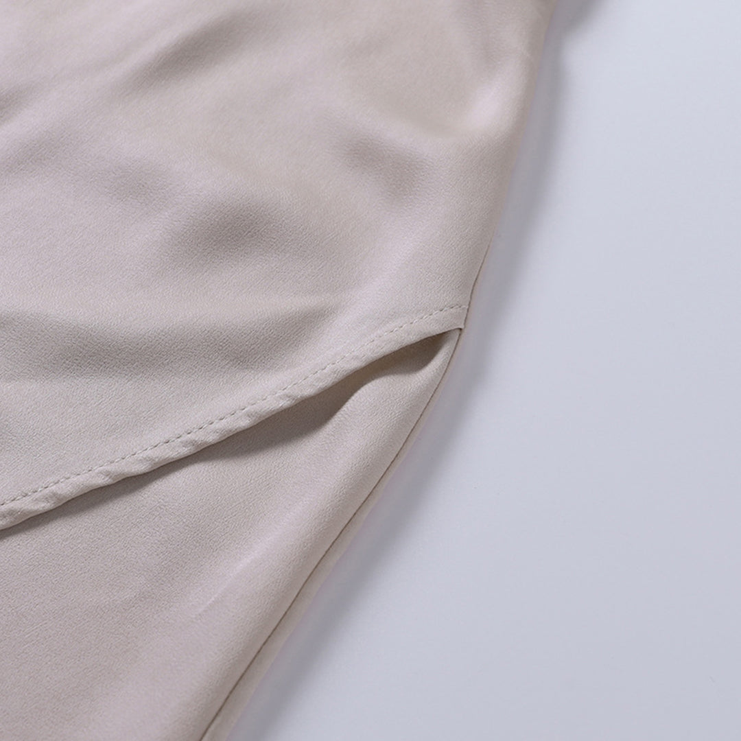 "Elegante Seraphina maxi jurk in zwart, lange vloeiende lijnen, flatterende pasvorm, perfect voor speciale gelegenheden."