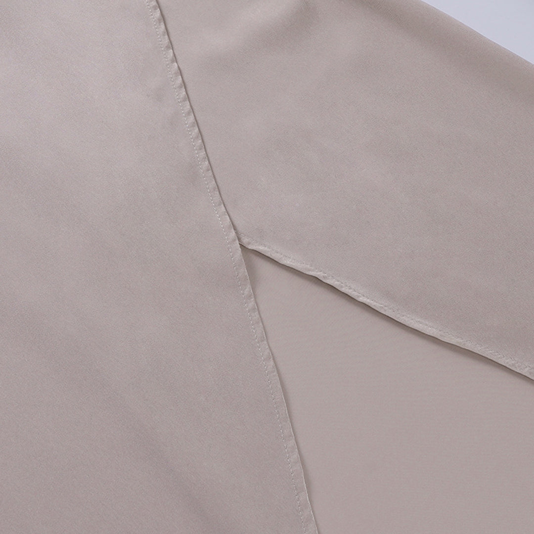 "Elegante Seraphina maxi jurk in zwart, lange vloeiende lijnen, flatterende pasvorm, perfect voor speciale gelegenheden."
