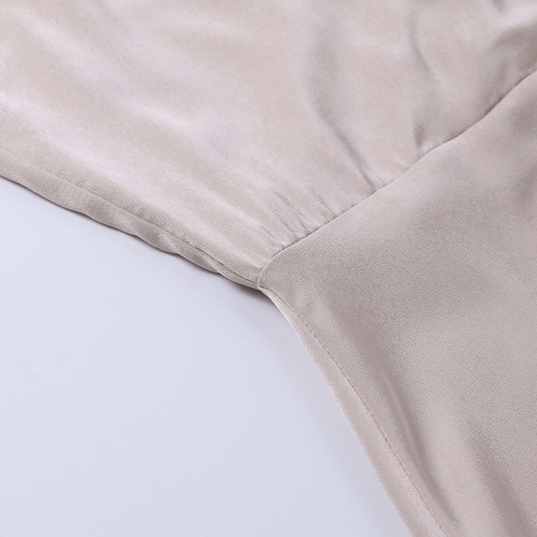 "Elegante Seraphina maxi jurk in zwart, lange vloeiende lijnen, flatterende pasvorm, perfect voor speciale gelegenheden."
