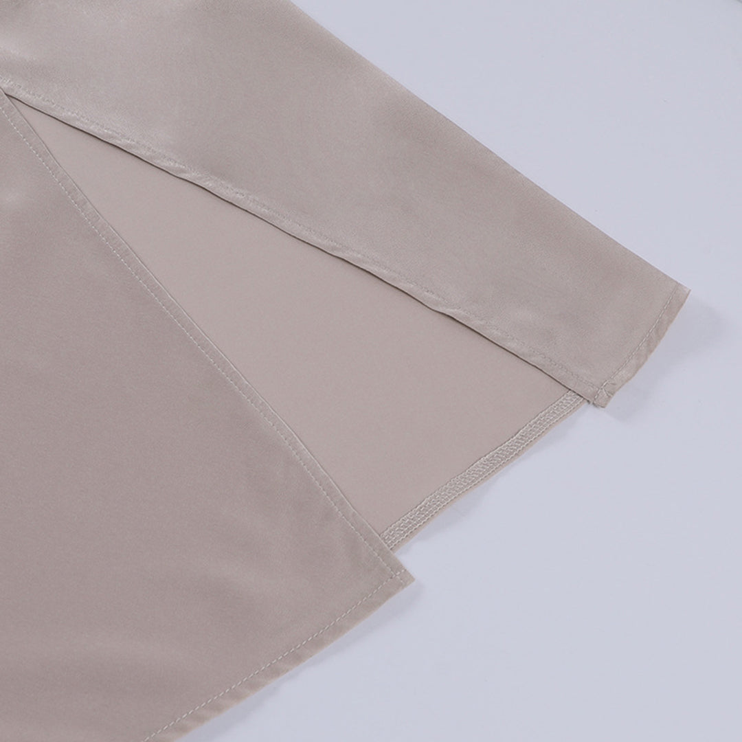 "Elegante Seraphina maxi jurk in zwart, lange vloeiende lijnen, flatterende pasvorm, perfect voor speciale gelegenheden."