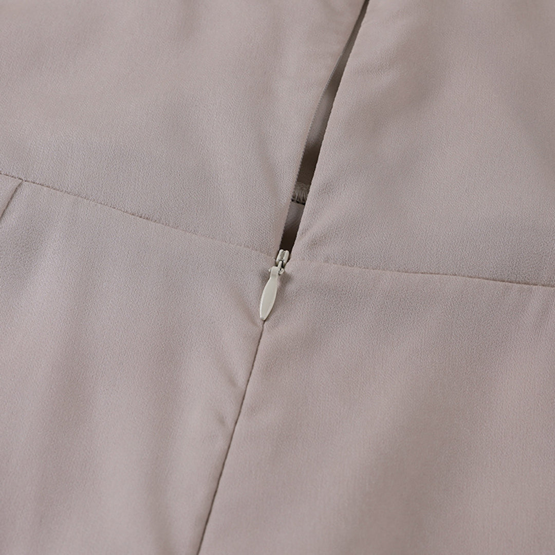 "Elegante Seraphina maxi jurk in zwart, lange vloeiende lijnen, flatterende pasvorm, perfect voor speciale gelegenheden."