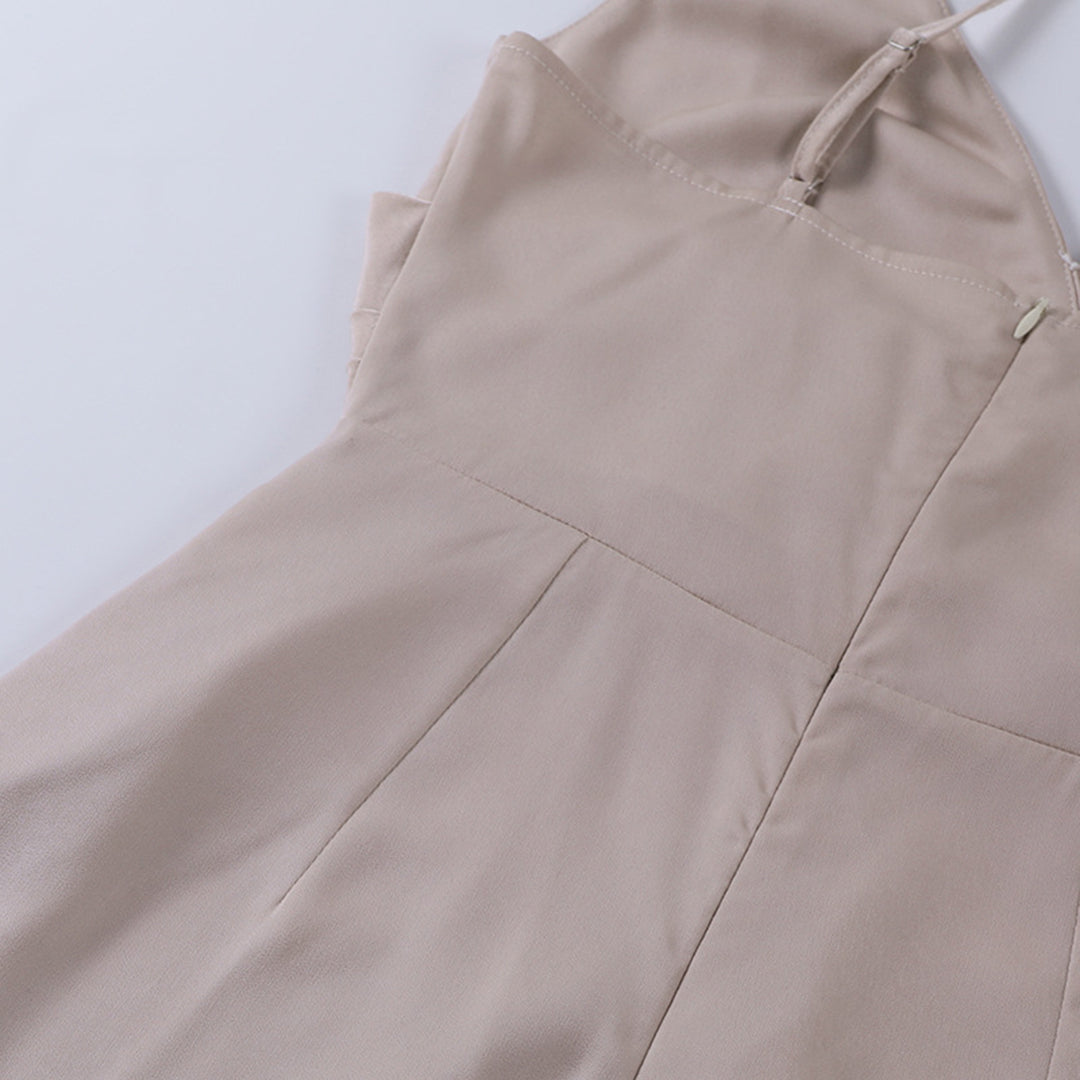 "Elegante Seraphina maxi jurk in zwart, lange vloeiende lijnen, flatterende pasvorm, perfect voor speciale gelegenheden."