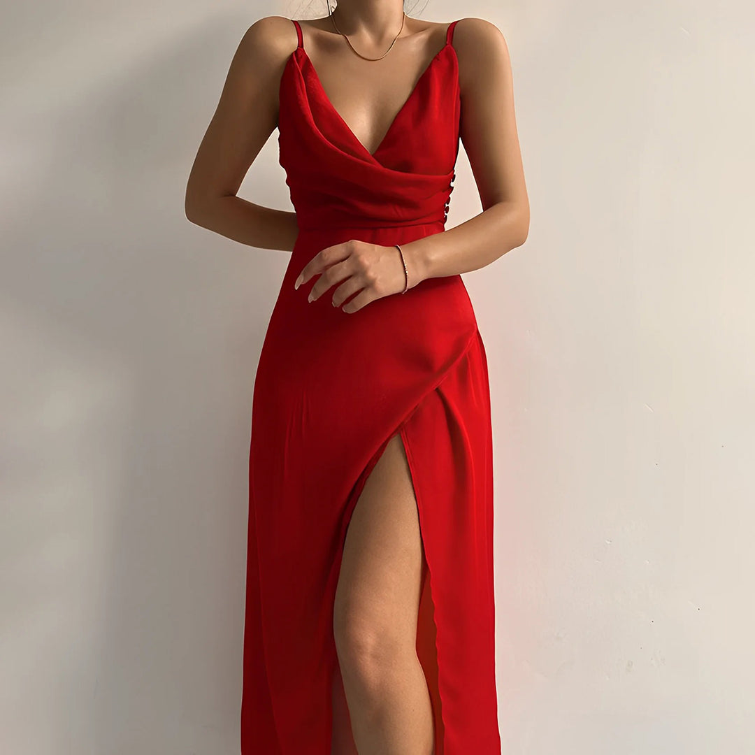 "Elegante Seraphina maxi jurk in zwart, lange vloeiende lijnen, flatterende pasvorm, perfect voor speciale gelegenheden."