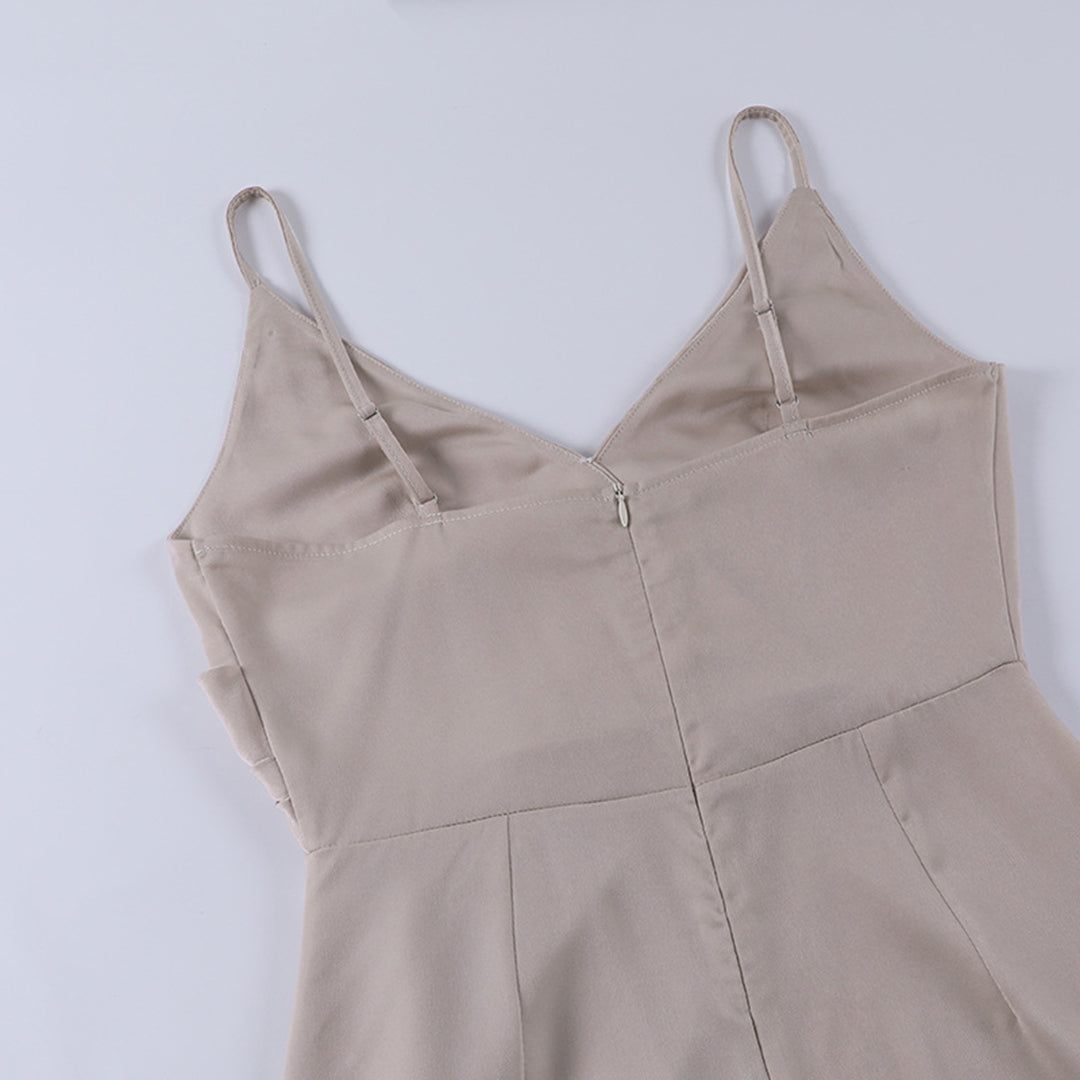 "Elegante Seraphina maxi jurk in zwart, lange vloeiende lijnen, flatterende pasvorm, perfect voor speciale gelegenheden."