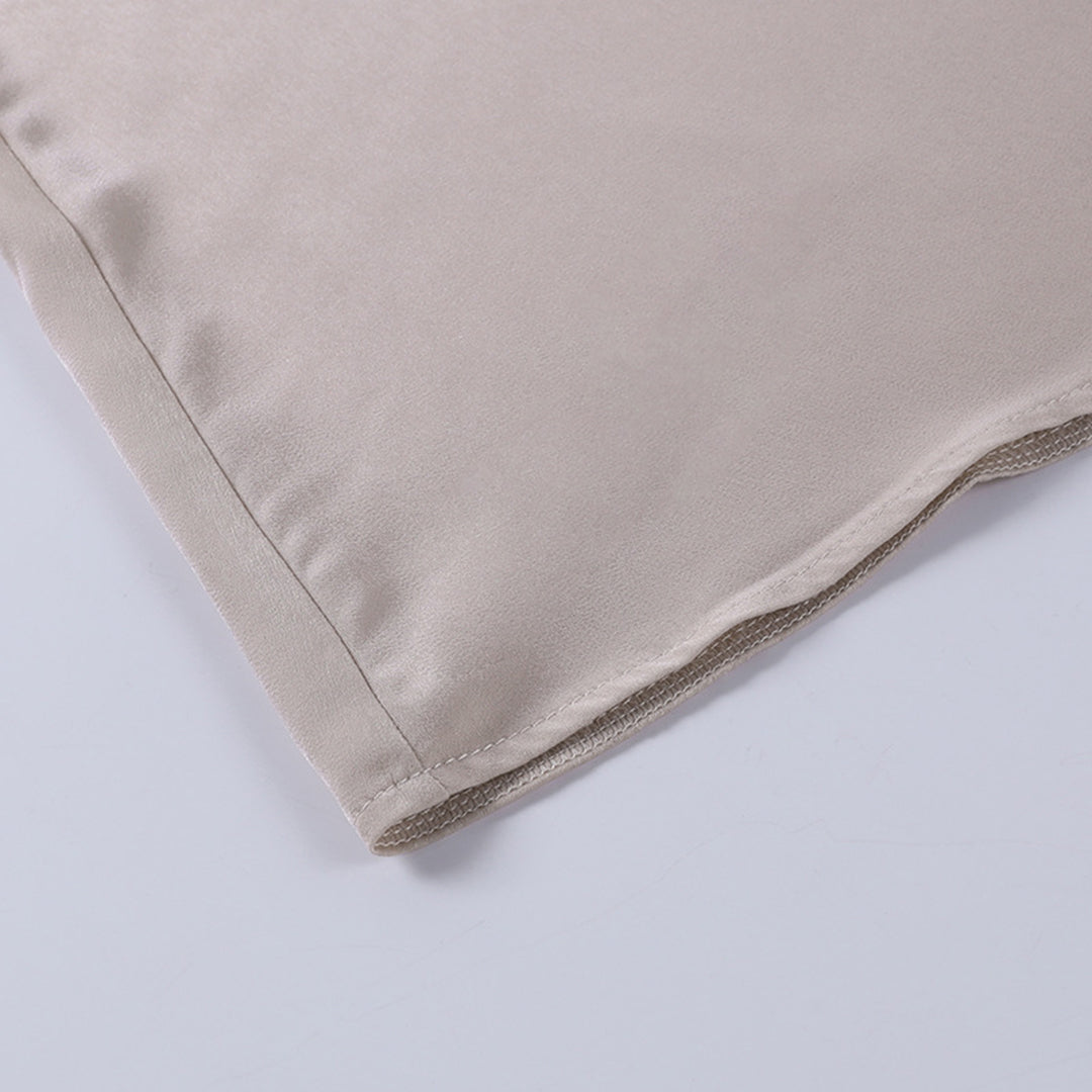 "Elegante Seraphina maxi jurk in zwart, lange vloeiende lijnen, flatterende pasvorm, perfect voor speciale gelegenheden."