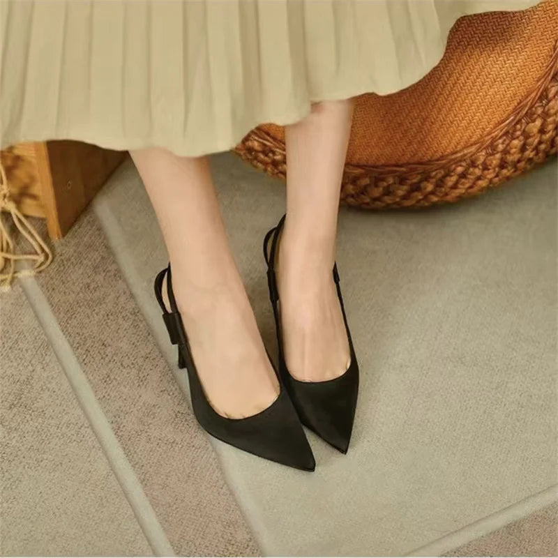 "Elegante slingback pumps met hoge hak, puntige neus, en slingback bandje, perfect voor chique evenementen en dagelijks comfo