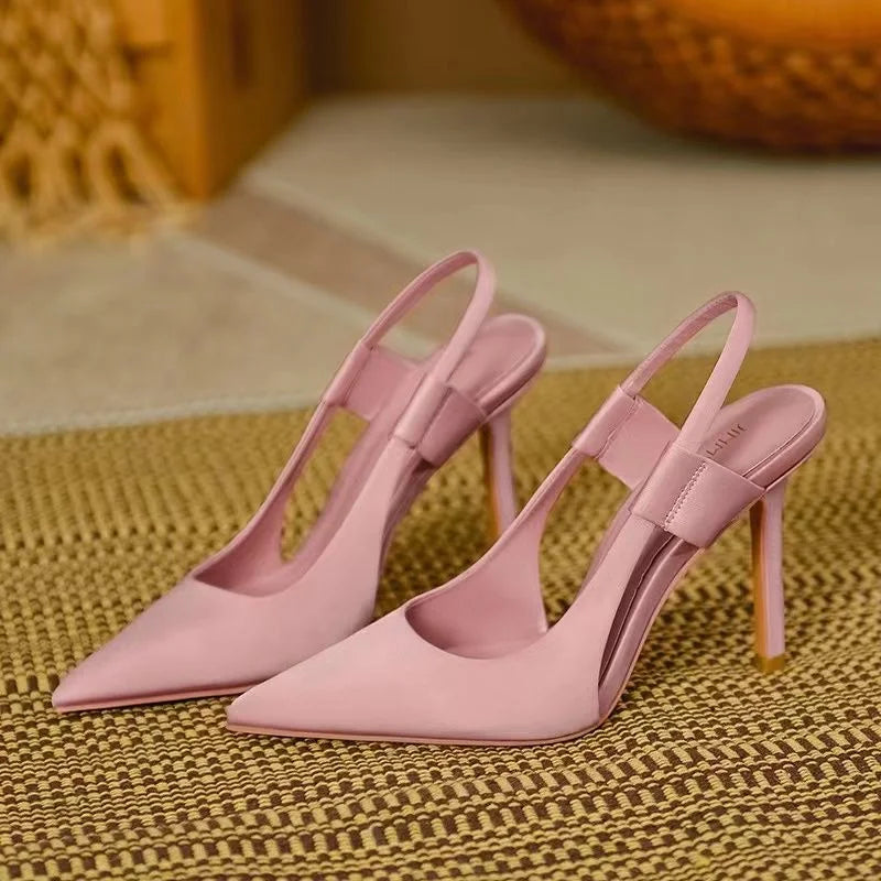 "Elegante slingback pumps met hoge hak, puntige neus, en slingback bandje, perfect voor chique evenementen en dagelijks comfo