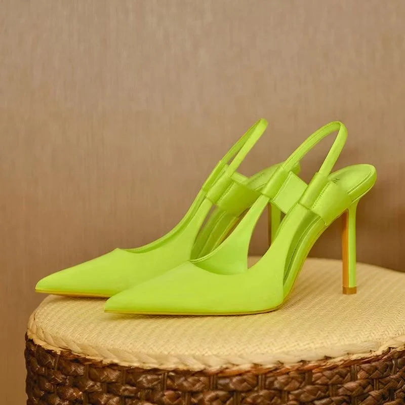 "Elegante slingback pumps met hoge hak, puntige neus, en slingback bandje, perfect voor chique evenementen en dagelijks comfo