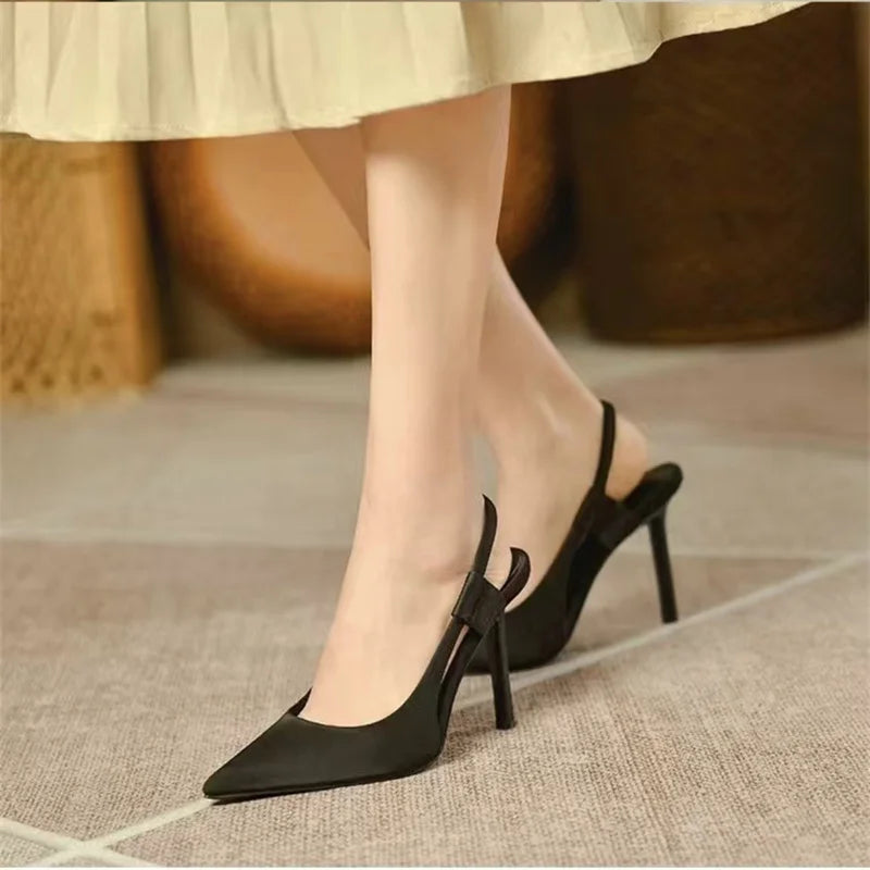 "Elegante slingback pumps met hoge hak, puntige neus, en slingback bandje, perfect voor chique evenementen en dagelijks comfo