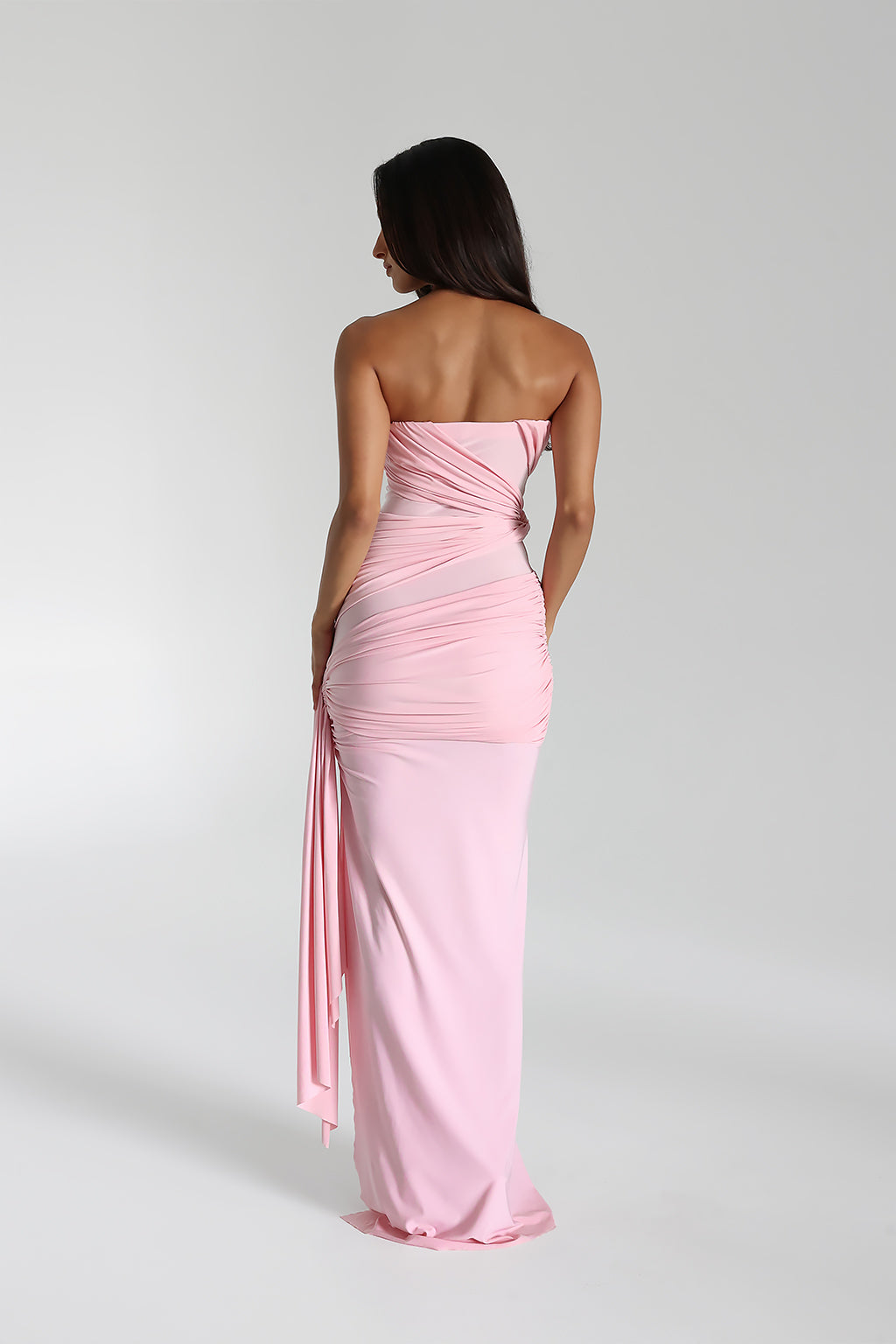 "Elegante strapless Maxi-jurk in bloesem roze, voorzijde, met luxueus knoopdetail en zijstrik, vrouwelijke en sensuele uitstr
