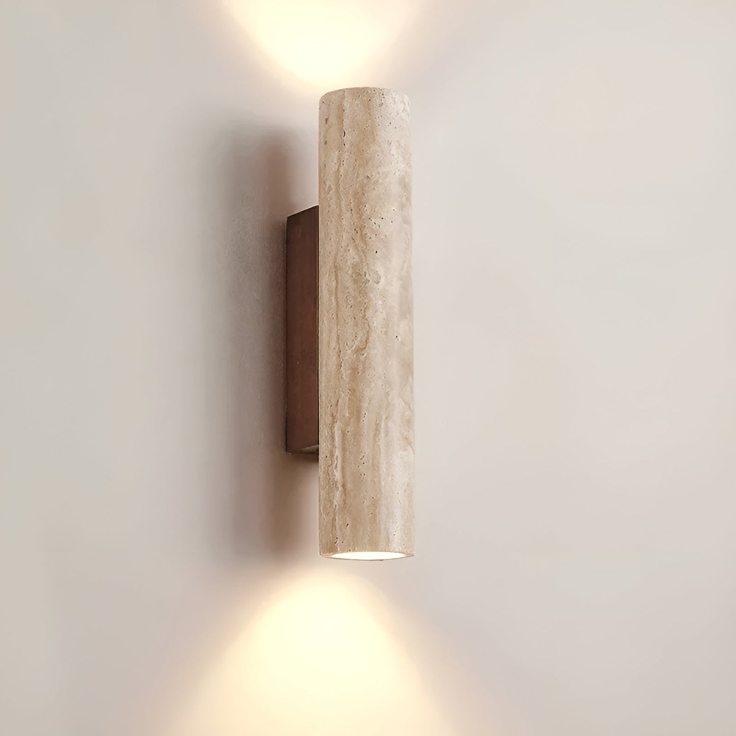 "Elegante travertin wandlamp met duurzaam LED, biedt warme gloed en verfijnde esthetiek voor elk interieur."