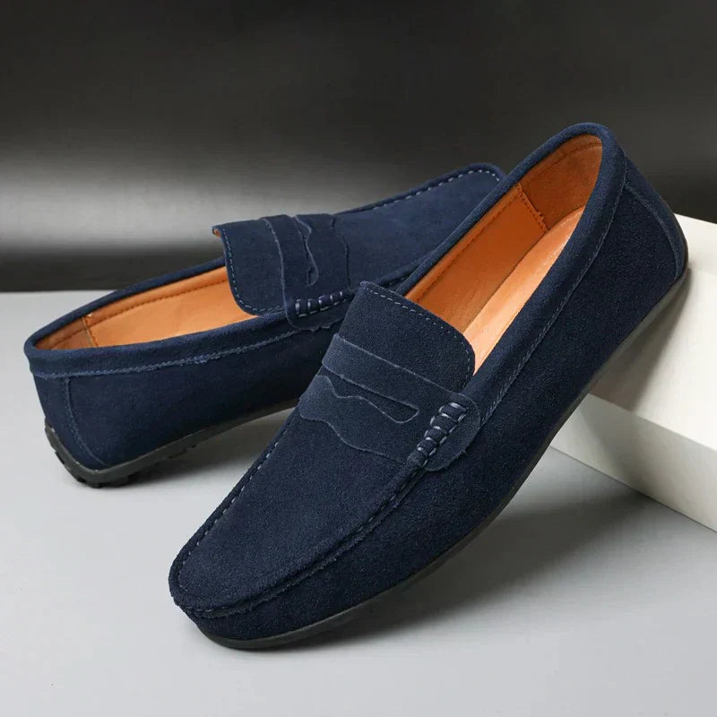 "Elegante Verona casual suède loafers voor heren, met zachte voering en flexibele zool in maroon en andere kleuren."