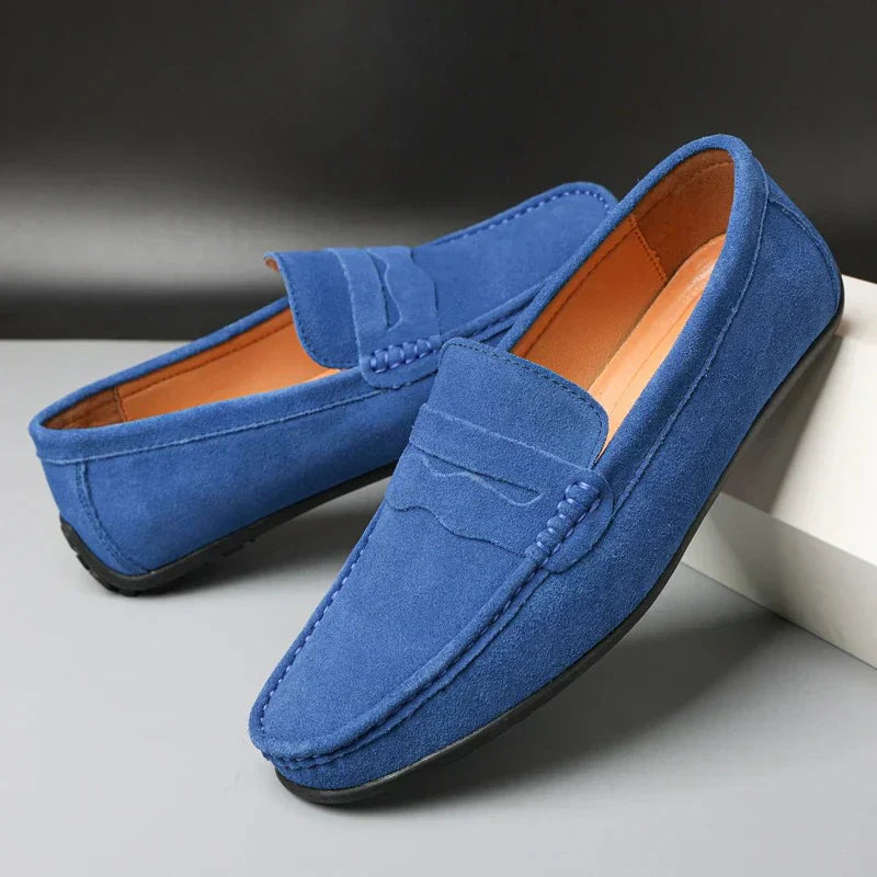 "Elegante Verona casual suède loafers voor heren, met zachte voering en flexibele zool in maroon en andere kleuren."