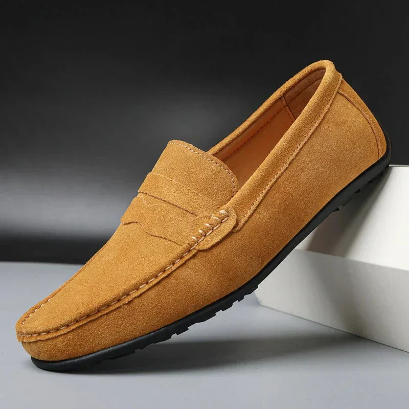 "Elegante Verona casual suède loafers voor heren, met zachte voering en flexibele zool in maroon en andere kleuren."