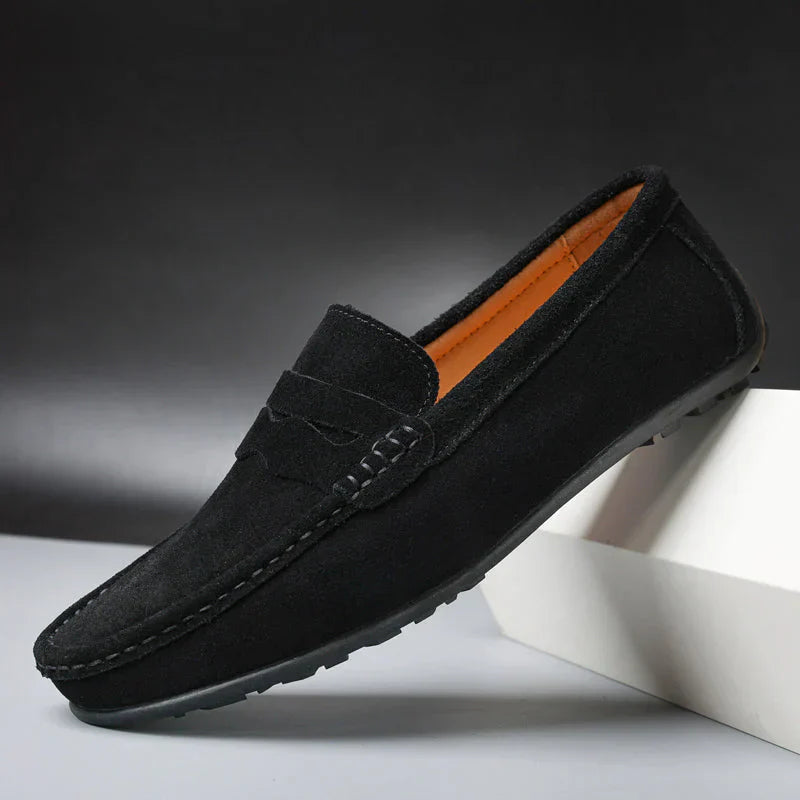 "Elegante Verona casual suède loafers voor heren, met zachte voering en flexibele zool in maroon en andere kleuren."