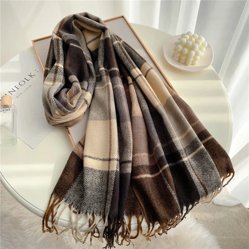 Elegante warme sjaal in blauwgrijs en khaki, met verfijnde patronen. Perfect winteraccessoire voor stijl en comfort.