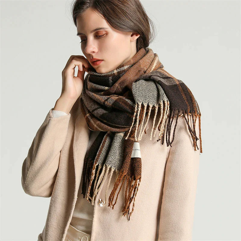 Elegante warme sjaal in blauwgrijs en khaki, met verfijnde patronen. Perfect winteraccessoire voor stijl en comfort.