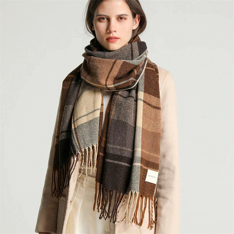 Elegante warme sjaal in blauwgrijs en khaki, met verfijnde patronen. Perfect winteraccessoire voor stijl en comfort.