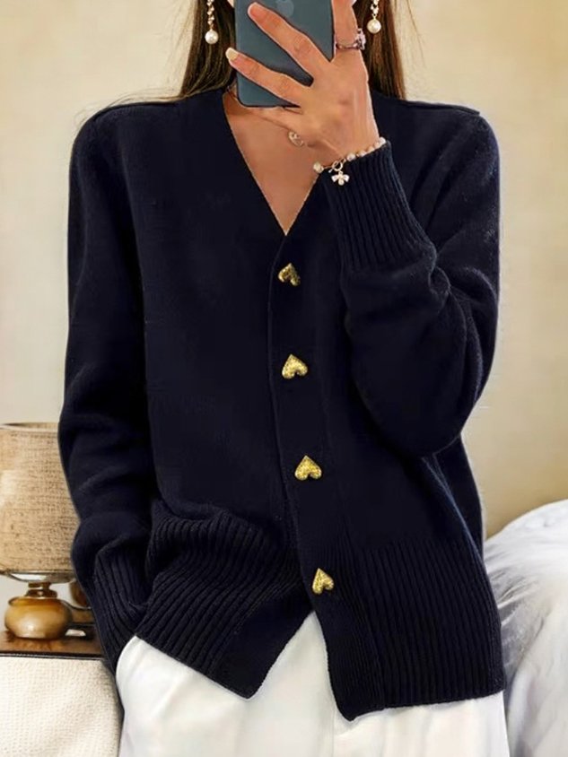 Elegante witte dames cardigan met gouden hartvormige knopen en ribgebreide boorden voor comfort en stijl.