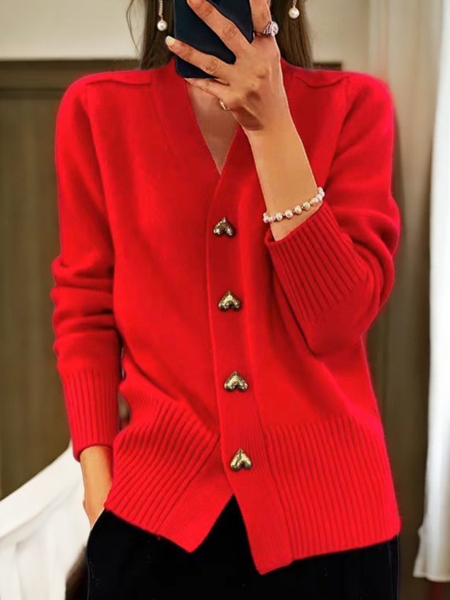 Elegante witte dames cardigan met gouden hartvormige knopen en ribgebreide boorden voor comfort en stijl.