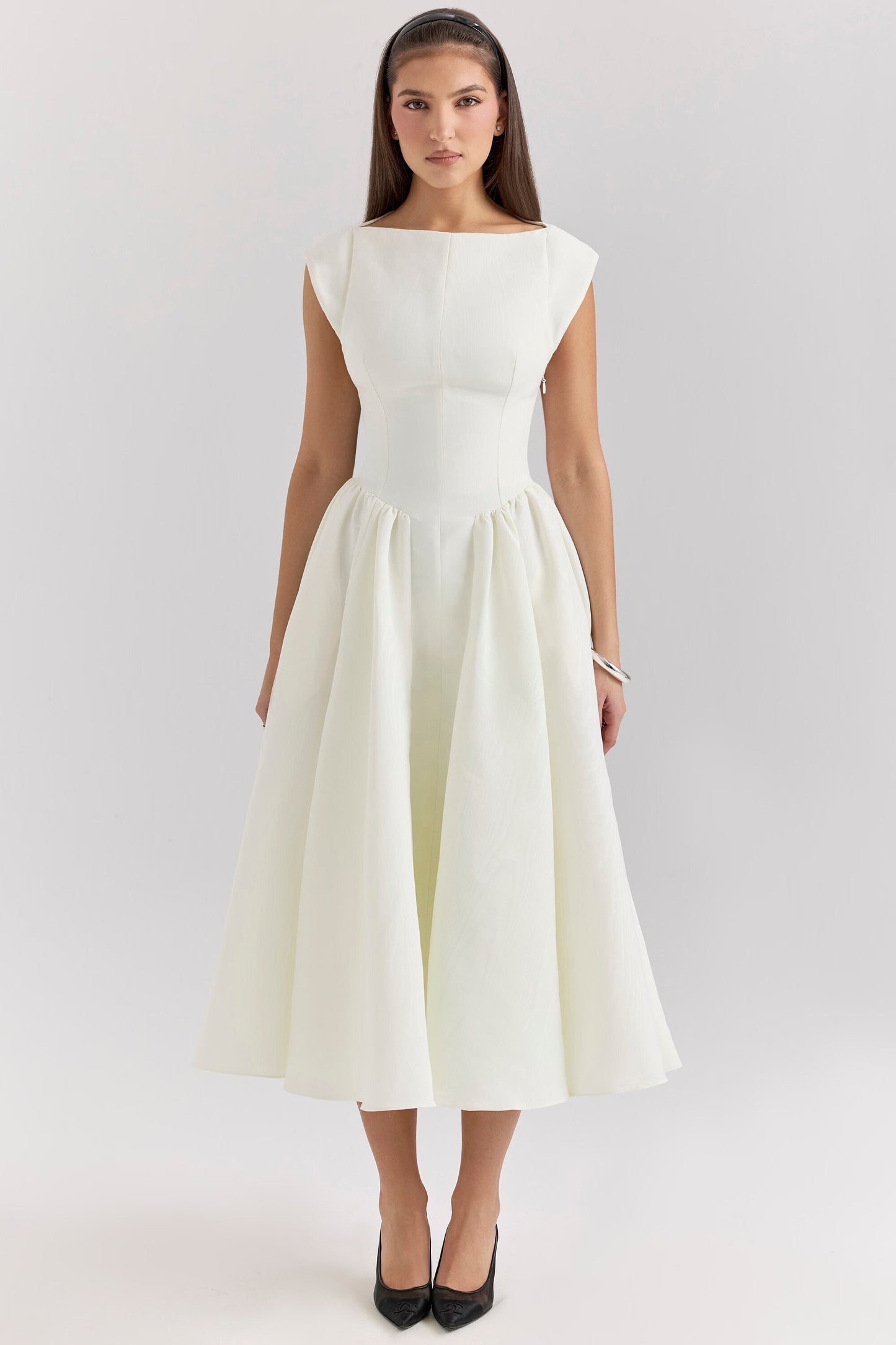 Elegante zwart-witte avondjurk met vloeiende rok en klassieke snit voor speciale gelegenheden. Stijlvolle dameskleding.