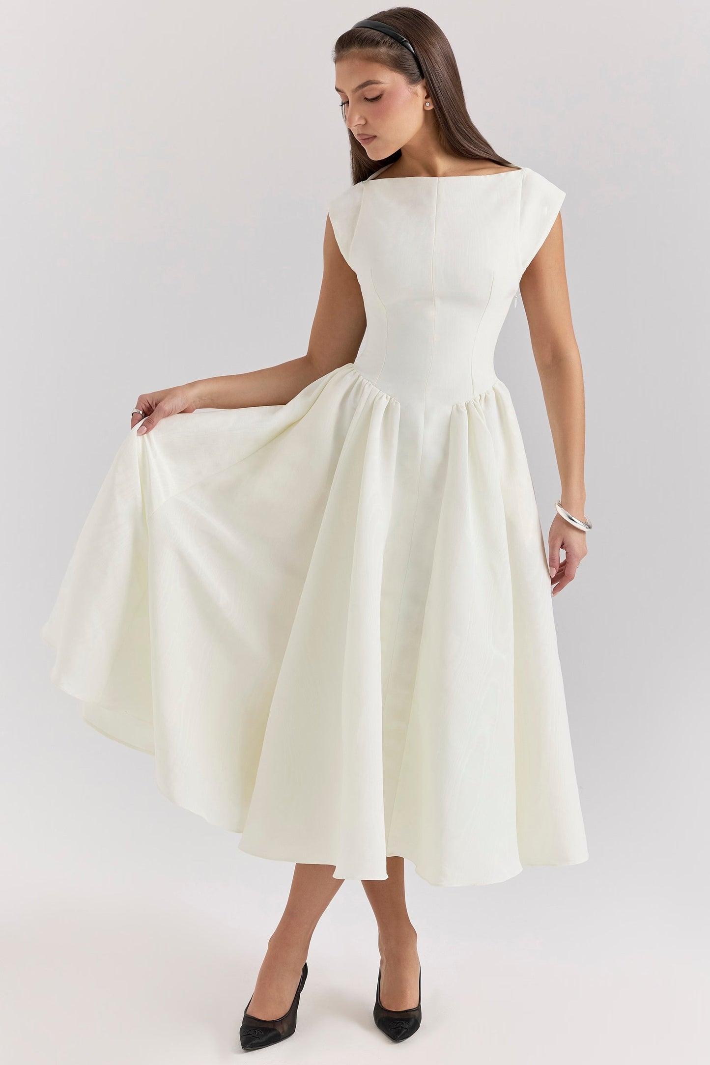 Elegante zwart-witte avondjurk met vloeiende rok en klassieke snit voor speciale gelegenheden. Stijlvolle dameskleding.