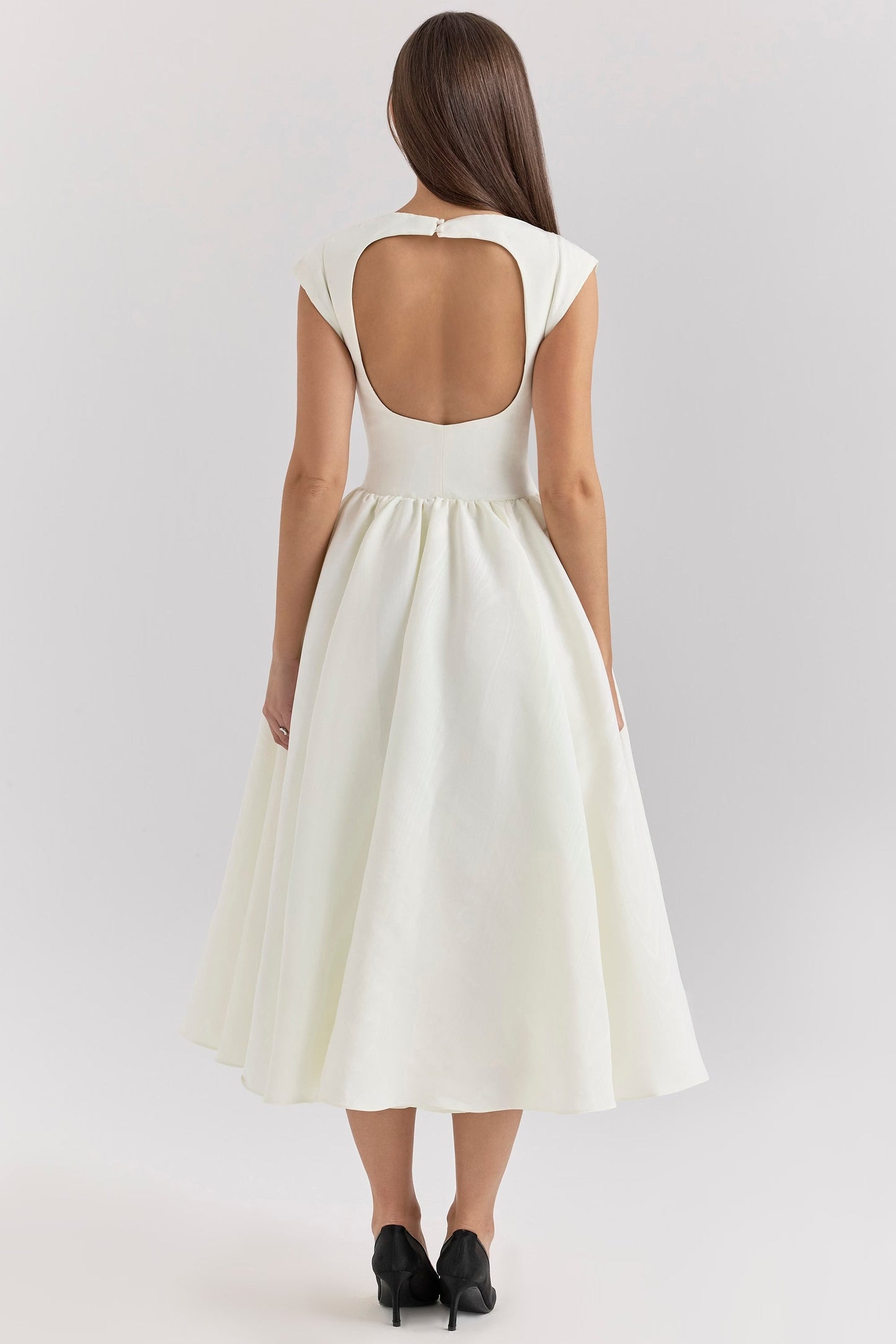Elegante zwart-witte avondjurk met vloeiende rok en klassieke snit voor speciale gelegenheden. Stijlvolle dameskleding.