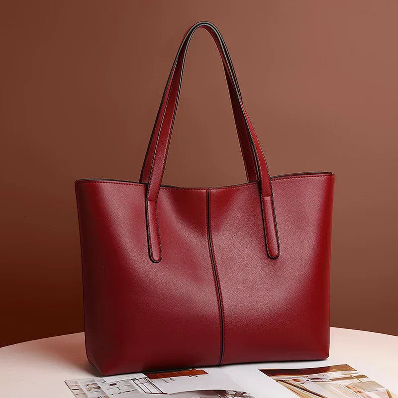 "Elegante, zwarte leren schoudertas voor dames met verstelbare riem en ruim interieur, ideaal voor elke gelegenheid."