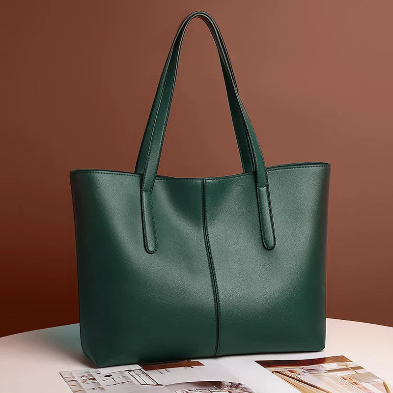"Elegante, zwarte leren schoudertas voor dames met verstelbare riem en ruim interieur, ideaal voor elke gelegenheid."