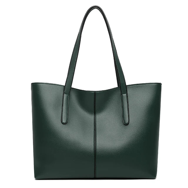 "Elegante, zwarte leren schoudertas voor dames met verstelbare riem en ruim interieur, ideaal voor elke gelegenheid."