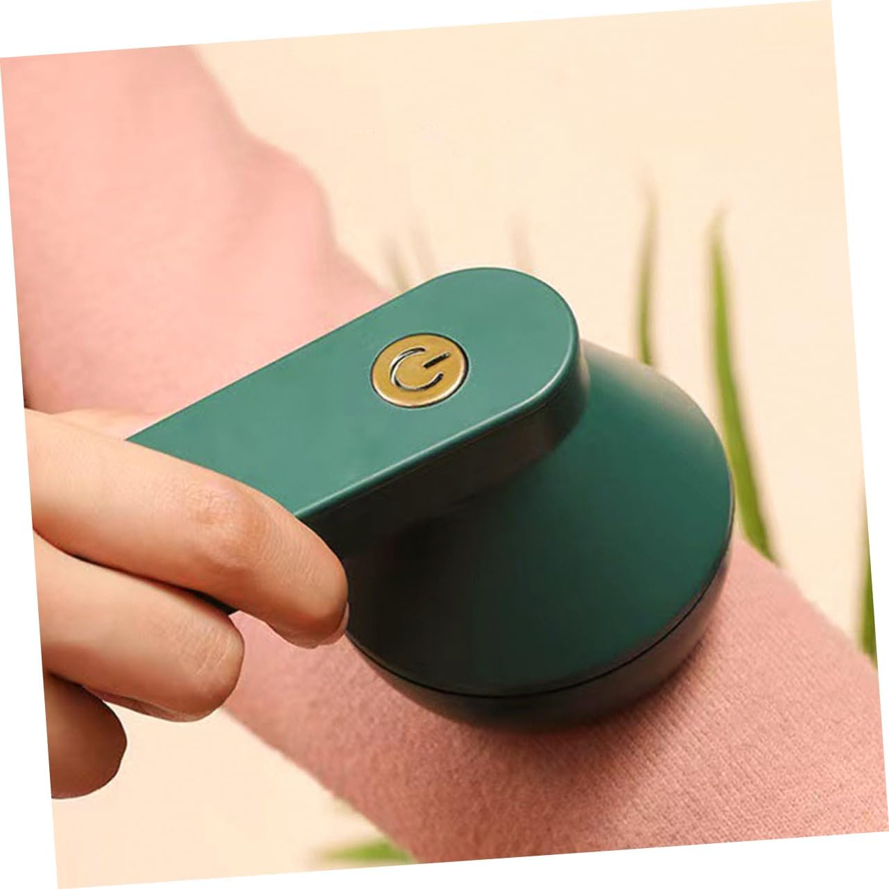 "Elektrische pluizenverwijderaar met ergonomisch ontwerp, krachtige motor, geschikt voor diverse stoffen in groen en wit."
