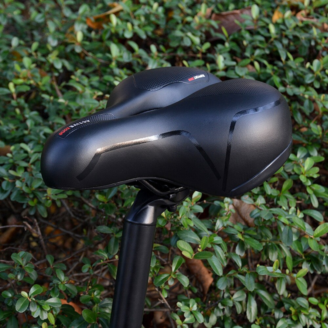 "Ergonomisch fietszadel met geheugenschuim en schokabsorptie, ideaal voor lange ritten, zwart met reflecterende details."