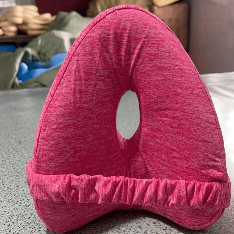 Ergonomisch memory foam kniekussen, wit, voor zijslapers; verlicht gewrichtspijn en bevordert rug- en heupuitlijning.