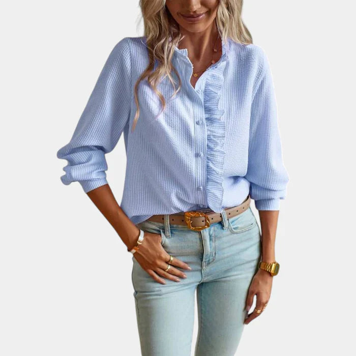 Gestreepte dames blouse met verfijnde ruches, knoopsluiting, klassieke kraag, elegante uitstraling; geschikt voor elke gelege