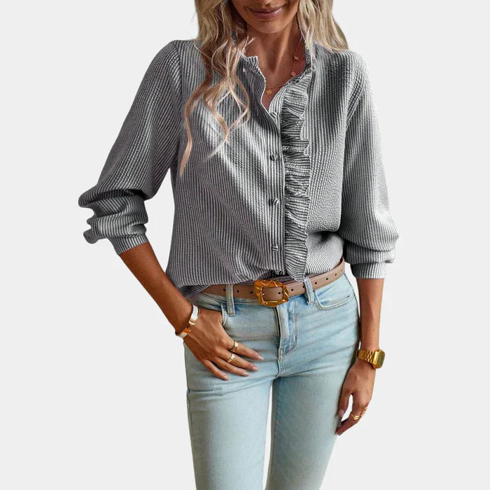 Gestreepte dames blouse met verfijnde ruches, knoopsluiting, klassieke kraag, elegante uitstraling; geschikt voor elke gelege
