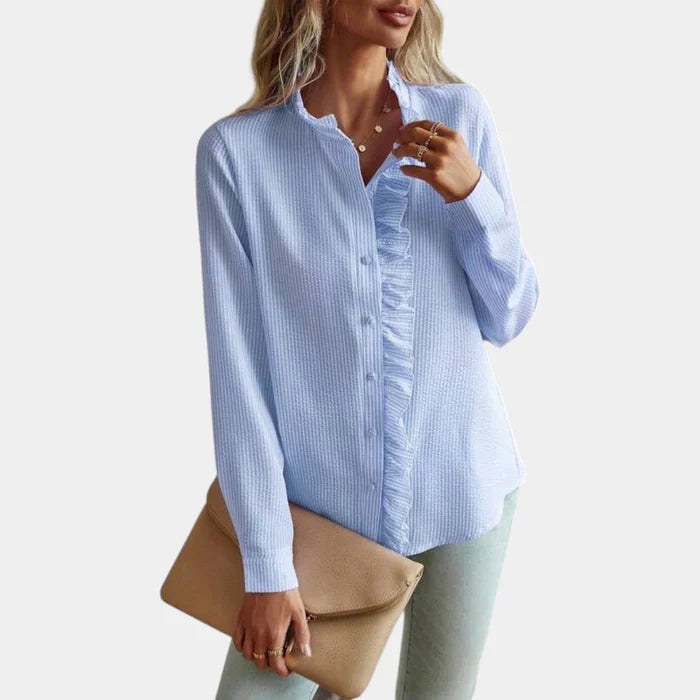 Gestreepte dames blouse met verfijnde ruches, knoopsluiting, klassieke kraag, elegante uitstraling; geschikt voor elke gelege