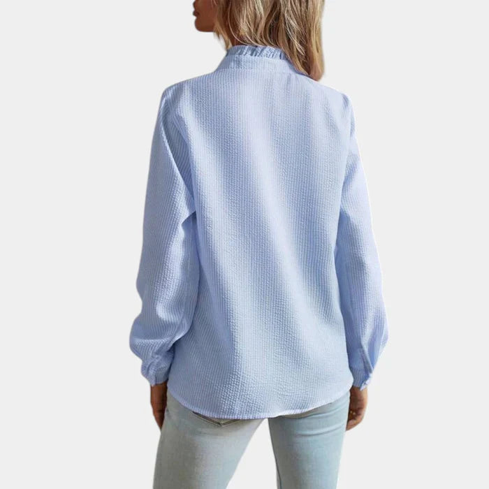 Gestreepte dames blouse met verfijnde ruches, knoopsluiting, klassieke kraag, elegante uitstraling; geschikt voor elke gelege