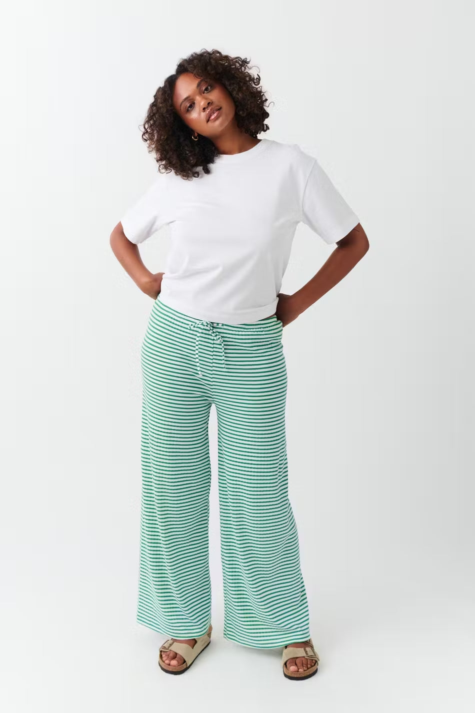 "Gestreepte loungebroek voor dames, casual en comfortabel, moderne lage taille, ideaal voor thuis of casual uitstapje."