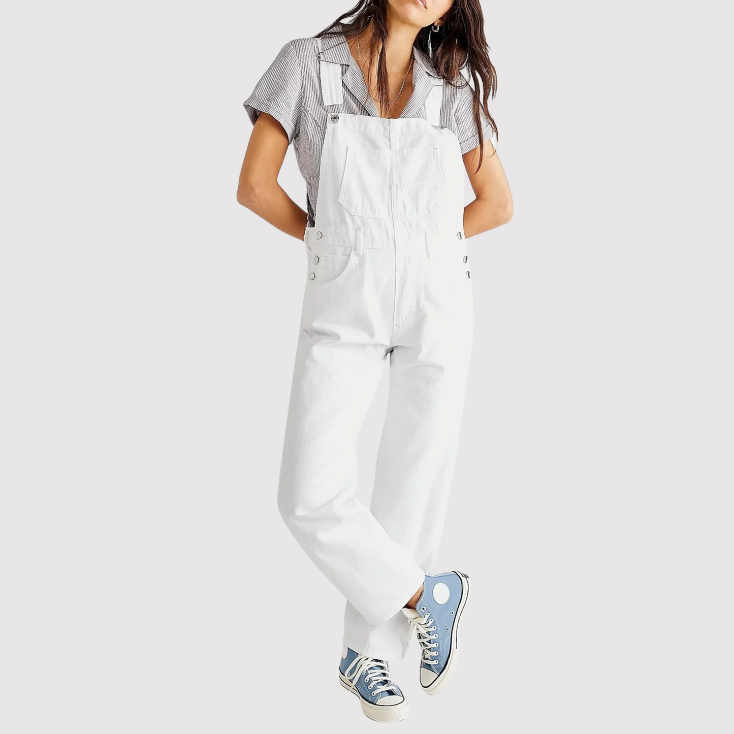 "Giada denim tuinbroek dames, casual stijl, lichtblauw denim, verstelbare banden, meerdere zakken, relaxed fit."