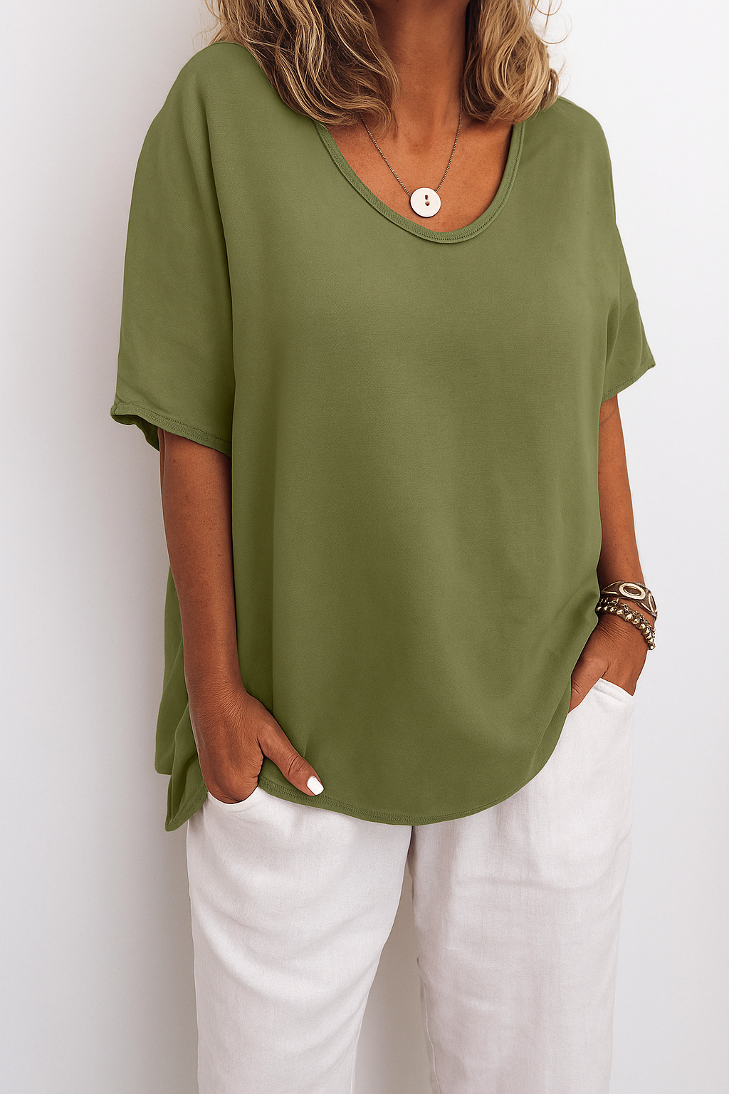 Grijs linnen T-shirt voor dames, luchtig en stijlvol met ronde hals, perfect voor casual zomerdagen.
