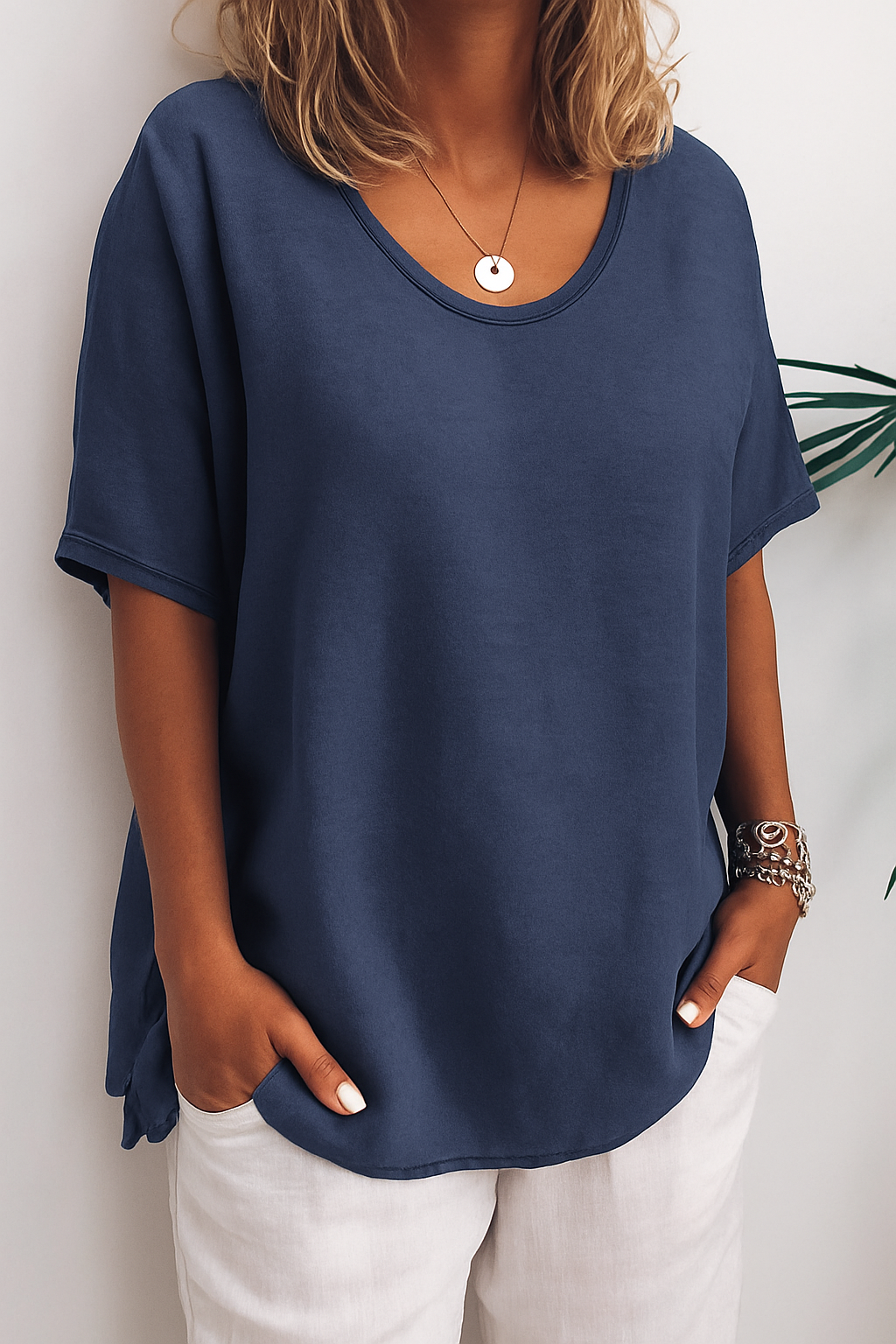 Grijs linnen T-shirt voor dames, luchtig en stijlvol met ronde hals, perfect voor casual zomerdagen.