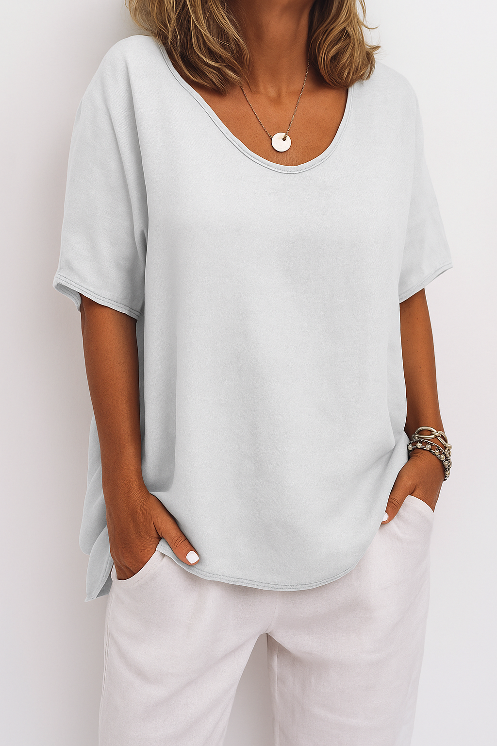 Grijs linnen T-shirt voor dames, luchtig en stijlvol met ronde hals, perfect voor casual zomerdagen.