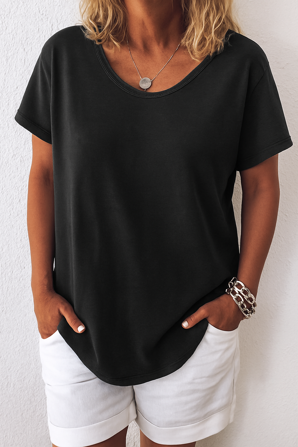 Grijs linnen T-shirt voor dames, luchtig en stijlvol met ronde hals, perfect voor casual zomerdagen.